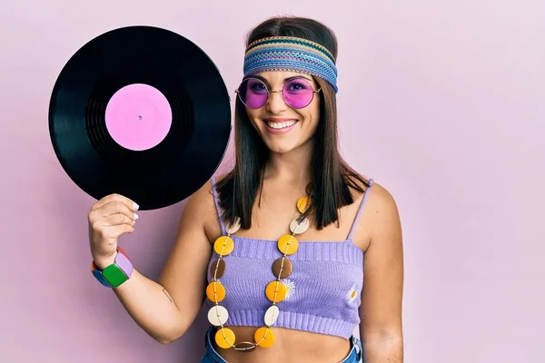 Junge Brünette Frau Hippie Stil Hält Schallplatte Sieht Positiv Und — Stockfoto