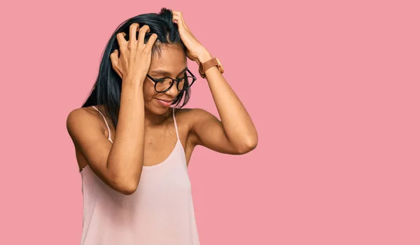 안경을 아프리카계 여성은 편두통때문에 극도로 절망적 스트레스를 받았습니다 머리에 — 스톡 사진