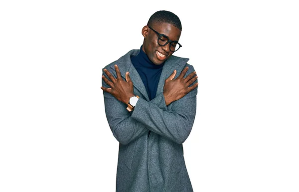 Genç Afro Amerikan Adam Kıyafetleri Gözlük Takıyor Mutlu Pozitif Kendinden — Stok fotoğraf