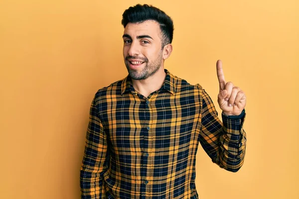 Молодий Іспаномовний Чоловік Носить Повсякденний Одяг Вказуючи Пальцем Успішну Ідею — стокове фото