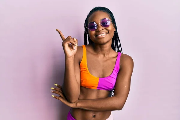 Ung Afrikansk Amerikansk Kvinna Klädd Bikini Och Solglasögon Med Ett — Stockfoto