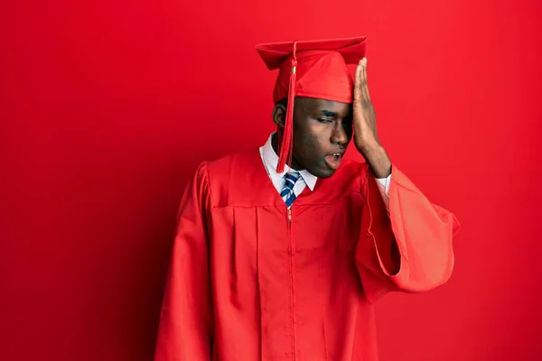 Ung Afrikansk Amerikan Man Bär Examen Mössa Och Ceremoni Mantel — Stockfoto