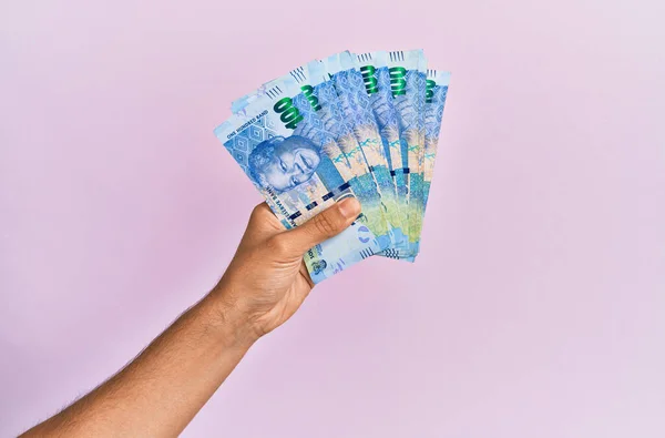 Mano Hispana Sosteniendo 100 Billetes Rands Sudáfrica Sobre Fondo Rosa —  Fotos de Stock