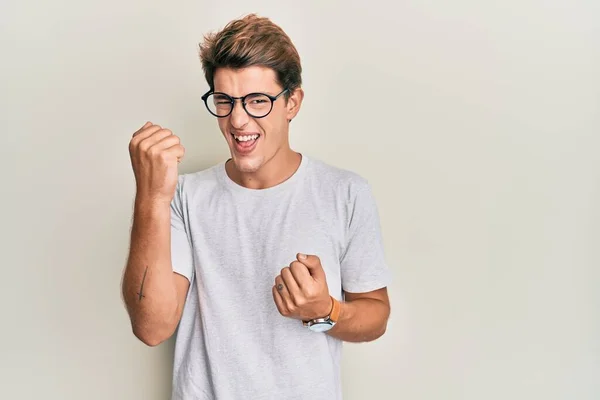 Hombre Caucásico Guapo Con Ropa Casual Gafas Celebrando Sorprendido Sorprendido —  Fotos de Stock