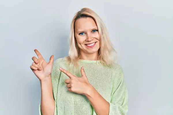 Vacker Kaukasiska Blond Kvinna Bär Casual Vinter Tröja Ler Och — Stockfoto