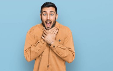 Günlük kıyafetler giymiş genç İspanyol adam bağırıyor ve boğularak ölüyor çünkü acı verici bir boğulma. Sağlık problemi. Boğulma ve intihar konsepti. 