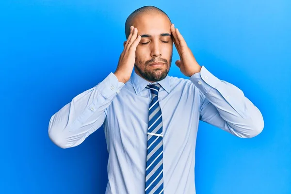 Uomo Adulto Ispanico Che Indossa Camicia Lavoro Cravatta Con Mano — Foto Stock