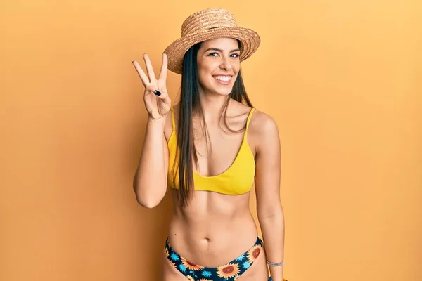 Junge Hispanische Frau Mit Bikini Und Sommermütze Zeigt Und Zeigt — Stockfoto