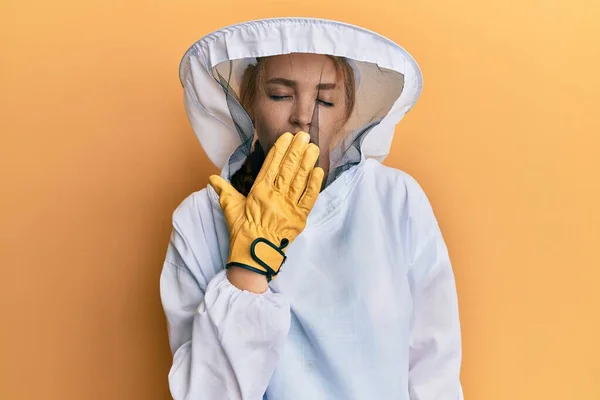 Hermosa Mujer Rubia Caucásica Vistiendo Uniforme Apicultor Protector Aburrido Bostezo —  Fotos de Stock