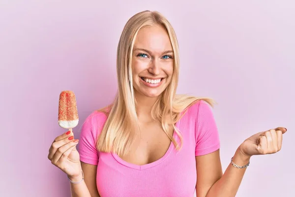 Junges Blondes Mädchen Mit Eis Der Hand Schreit Stolz Feiert — Stockfoto