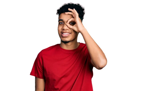 Junger Afrikanisch Amerikanischer Mann Lässigem Rotem Shirt Tut Geste Mit — Stockfoto