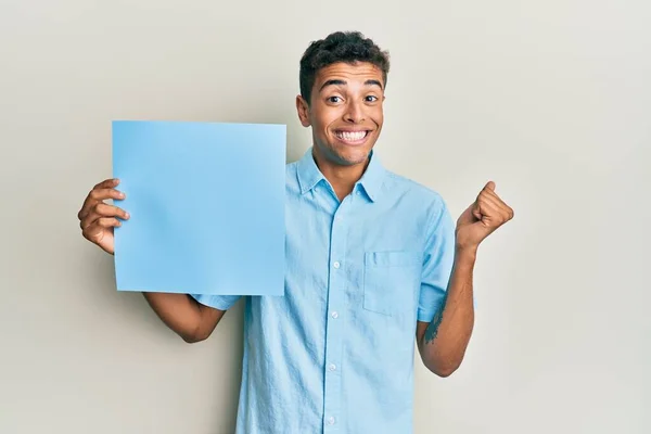 Genç Yakışıklı Afro Amerikan Adam Elinde Boş Mavi Bir Pankart — Stok fotoğraf