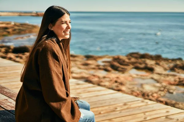 Jonge Spaanse Vrouw Glimlachend Gelukkig Zittend Bank Aan Het Strand — Stockfoto