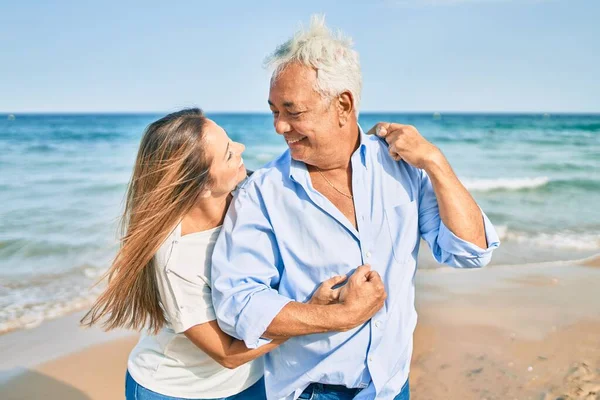 Medelåldern Hispanic Par Ler Glad Och Kramas Promenader Stranden — Stockfoto