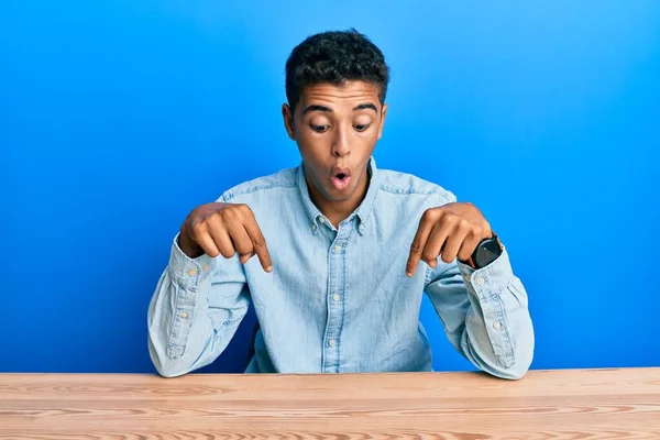 잘생긴 아프리카 미국인 남자는 테이블에 손가락을 아래로 가리키며 광고를 얼굴을 — 스톡 사진