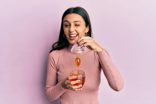 Jonge Hispanic Vrouw Met Honing Knipogen Naar Camera Met Sexy — Stockfoto