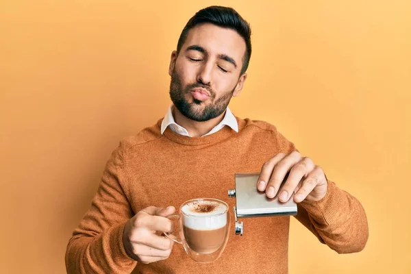 Junger Hispanischer Mann Der Eine Tasse Kaffee Mit Alkohol Trinkt — Stockfoto