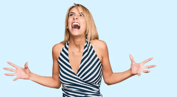 Beautiful Blonde Woman Wearing Casual Clothes Crazy Mad Shouting Yelling — Stock Photo, Image