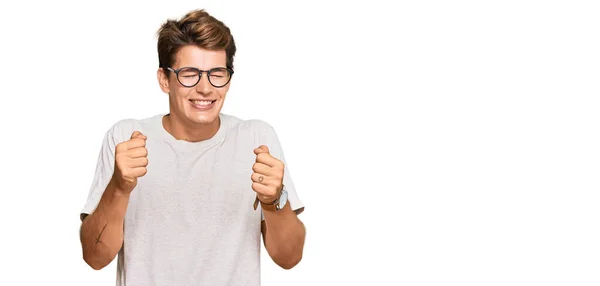 Beau Homme Caucasien Portant Des Vêtements Décontractés Des Lunettes Excité — Photo