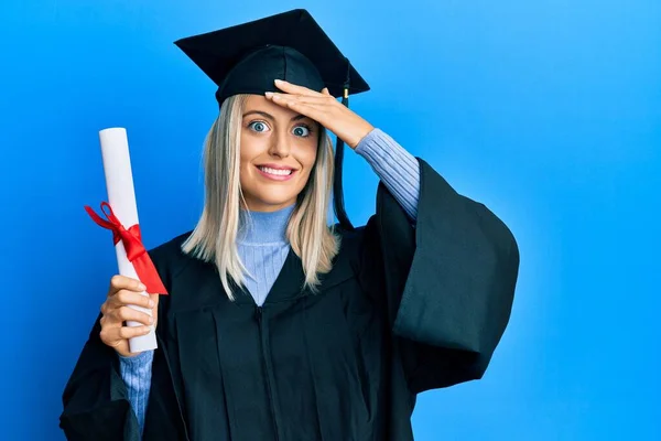 Piękna Blondynka Nosi Czapkę Ukończenia Szkoły Szlafrok Trzymając Stopień Zestresowany — Zdjęcie stockowe