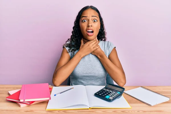 Young African American Girl Accountant Working Office Shouting Suffocate Because — Φωτογραφία Αρχείου