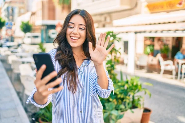 Jovem Empresária Hispânica Sorrindo Feliz Fazendo Videochamada Usando Smartphone Cidade — Fotografia de Stock