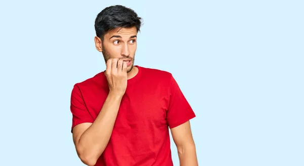 Joven Hombre Guapo Con Camiseta Roja Casual Buscando Estresado Nervioso —  Fotos de Stock