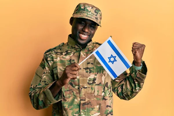 Jovem Afro Americano Vestindo Uniforme Exército Segurando Bandeira Israel Gritando — Fotografia de Stock