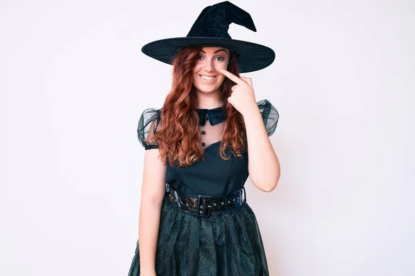 Jovem Mulher Bonita Vestindo Trajes Bruxa Halloween Apontando Com Dedo — Fotografia de Stock