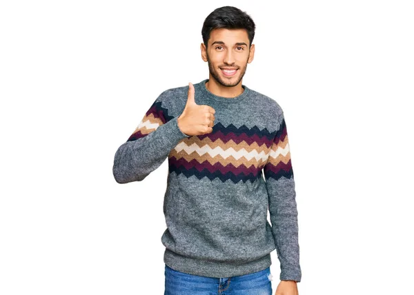 Jovem Homem Bonito Vestindo Camisola Inverno Casual Fazendo Polegares Felizes — Fotografia de Stock