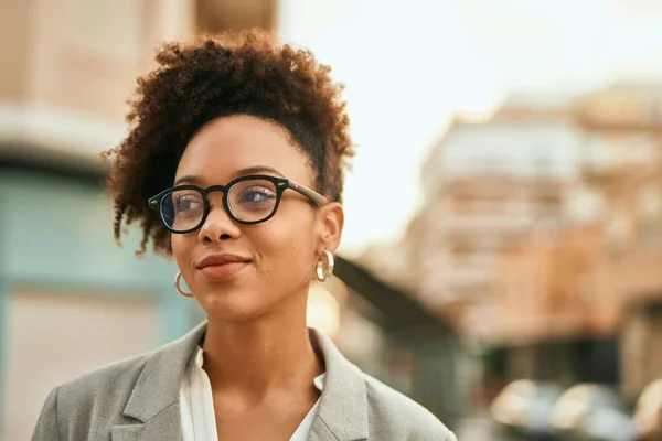 Joven Mujer Negocios Afroamericana Sonriendo Feliz Pie Ciudad — Foto de Stock