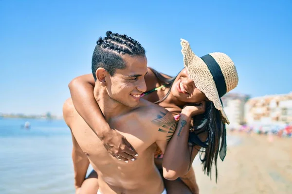 Joven Pareja Latina Vistiendo Traje Baño Sonriendo Feliz Caminando Playa —  Fotos de Stock