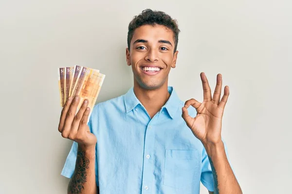 Joven Hombre Afroamericano Guapo Sosteniendo 500 Billetes Noruegos Haciendo Señal — Foto de Stock