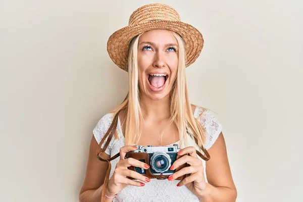 Junge Blonde Mädchen Mit Sommermütze Mit Kamera Wütend Und Verrückt — Stockfoto