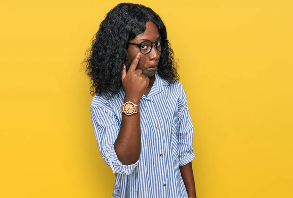Vacker Afrikansk Ung Kvinna Bär Casual Kläder Och Glasögon Pekar — Stockfoto