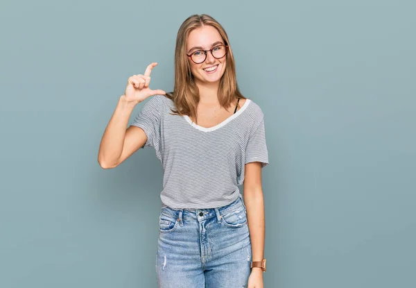 Vacker Ung Blond Kvinna Bär Casual Kläder Och Glasögon Leende — Stockfoto