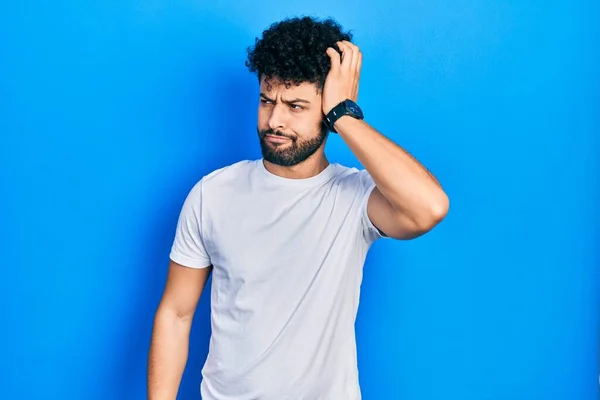 Jonge Arabische Man Met Baard Casual Wit Shirt Verwarren Zich — Stockfoto