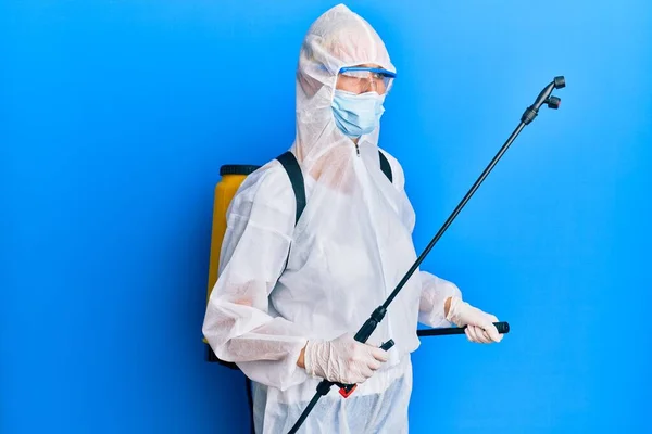 Especialista Covid Vestindo Terno Proteção Descontaminação Spray Desinfetante Descontaminar Higienizar — Fotografia de Stock
