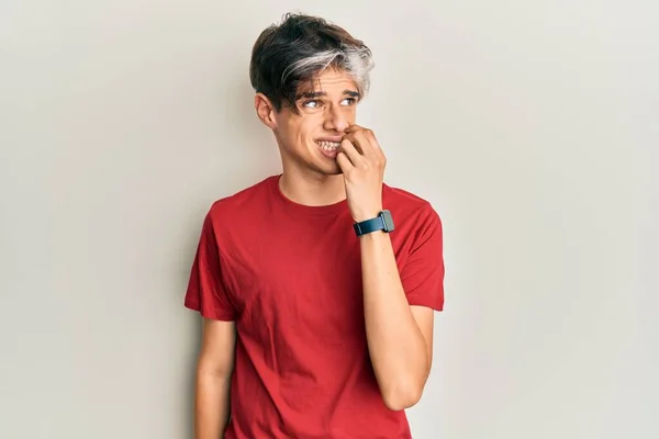 若いヒスパニック系の男がストレスと口の爪をかむ上で手で神経を見てカジュアルな服を着ている 不安の問題 — ストック写真