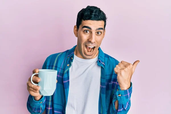 Bello Ispanico Che Beve Una Tazza Caffè Puntando Pollice Verso — Foto Stock