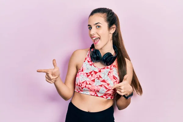 Jovem Adolescente Morena Vestindo Roupas Ginástica Usando Fones Ouvido Apontando — Fotografia de Stock
