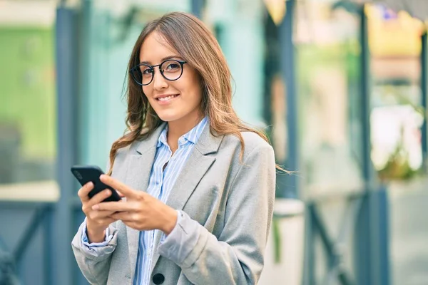 Jovem Empresária Hispânica Sorrindo Feliz Usando Smartphone Cidade — Fotografia de Stock