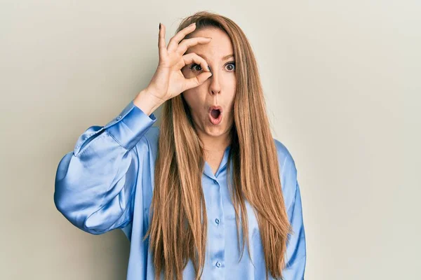 Mulher Loira Jovem Vestindo Camisa Azul Casual Fazendo Gesto Chocado — Fotografia de Stock