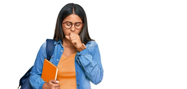 Jovencita Latina Que Lleva Mochila Estudiante Sostiene Libros Sintiéndose Mal —  Fotos de Stock