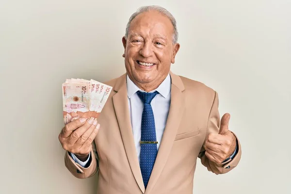 Hombre Caucásico Mayor Sosteniendo Billetes Pesos Colombianos Sonriendo Feliz Positivo —  Fotos de Stock