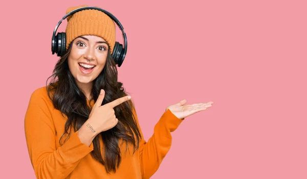Красива Брюнетка Молода Жінка Слухає Музику Допомогою Навушників Здивована Посміхається — стокове фото