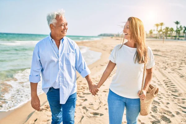 Casal Hispânico Meia Idade Sorrindo Feliz Andando Praia — Fotografia de Stock