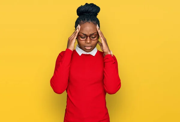 Jonge Afro Amerikaanse Vrouw Draagt Casual Kleding Glazen Die Lijden — Stockfoto