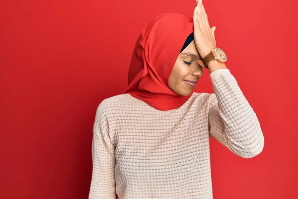 Jovem Afro Americana Vestindo Tradicional Lenço Islâmico Hijab Surpreso Com — Fotografia de Stock