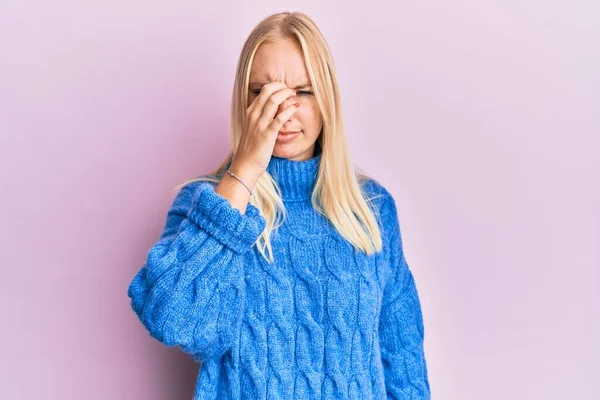 Menina Loira Jovem Vestindo Suéter Inverno Cansado Esfregando Nariz Olhos — Fotografia de Stock